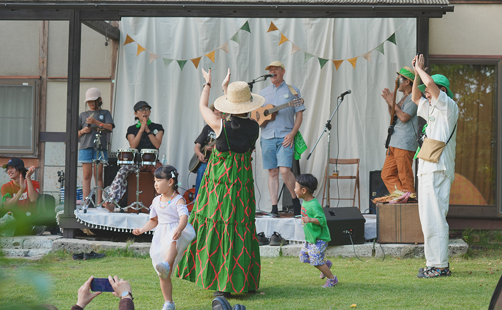 nioki with AMKUPi（ニウーキ ウィズ アムクピ）　金子朱々佳