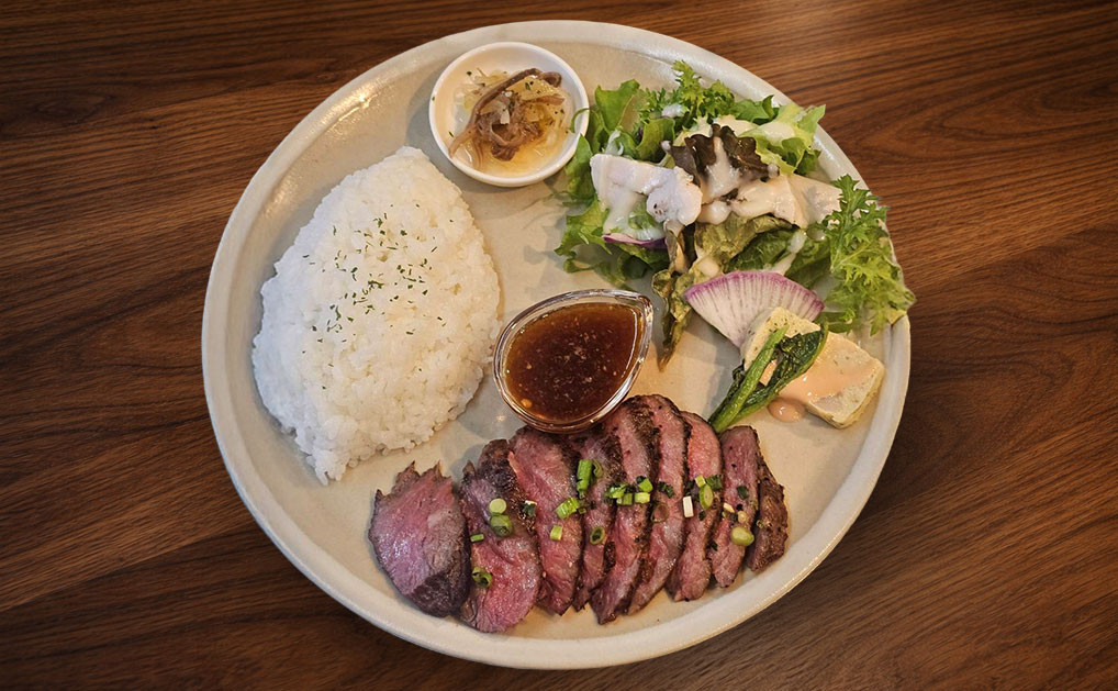 牛肉の炭火焼きプレート
